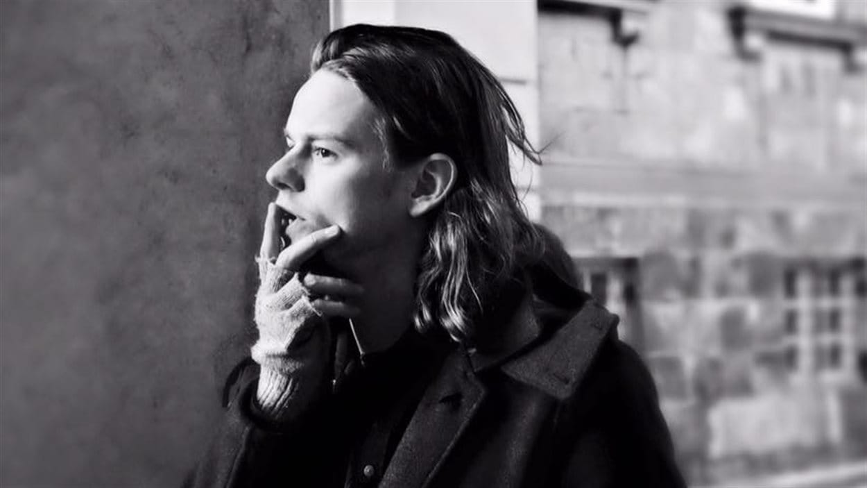 Le chanteur et guitariste de Half Moon Run, Conner Molander