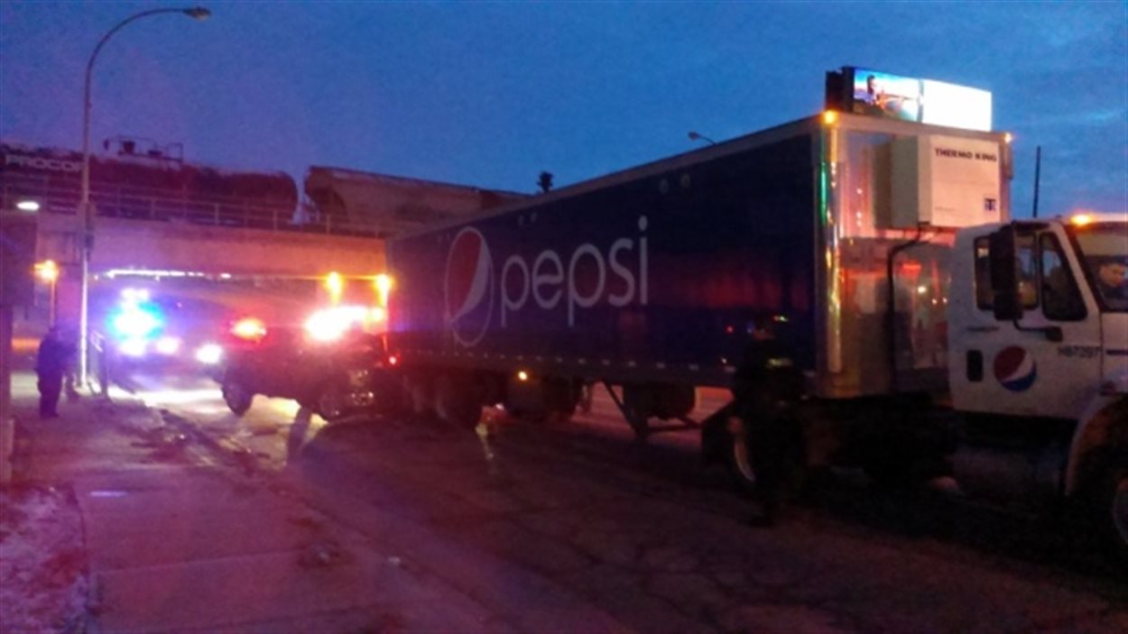 Une collision entre une camionnette et une semi-remorque tôt vendredi matin à Regina.