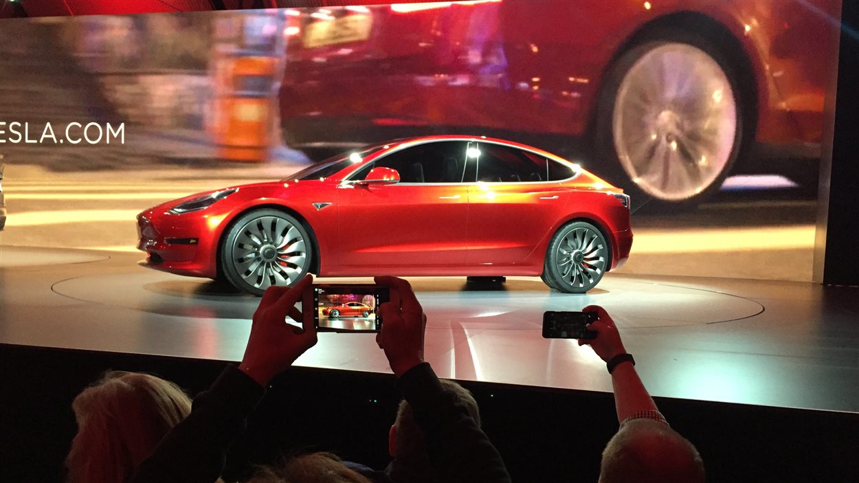 Tesla a dévoilà dans ses installations son modèle 3.