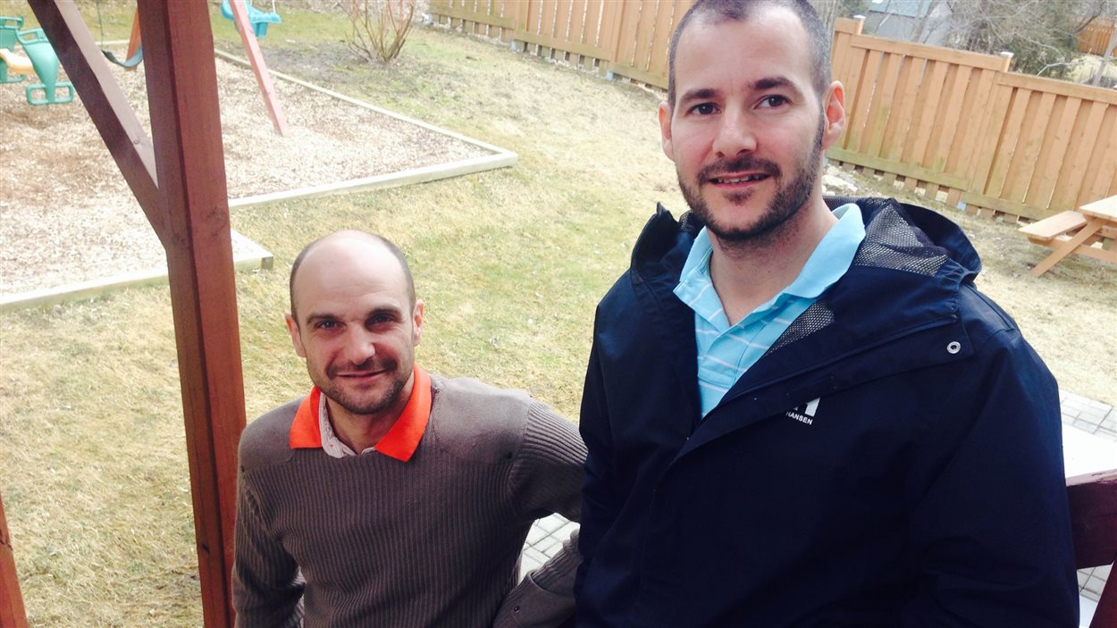 Allan, qui habite à la Maison Oxygène et Rémi Valois, intervenant.