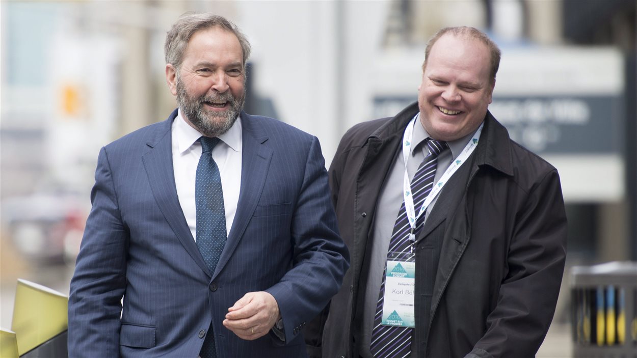 Le chef du NPD Thomas Mulcair, en compagnie du directeur général du parti, Karl Bélanger.