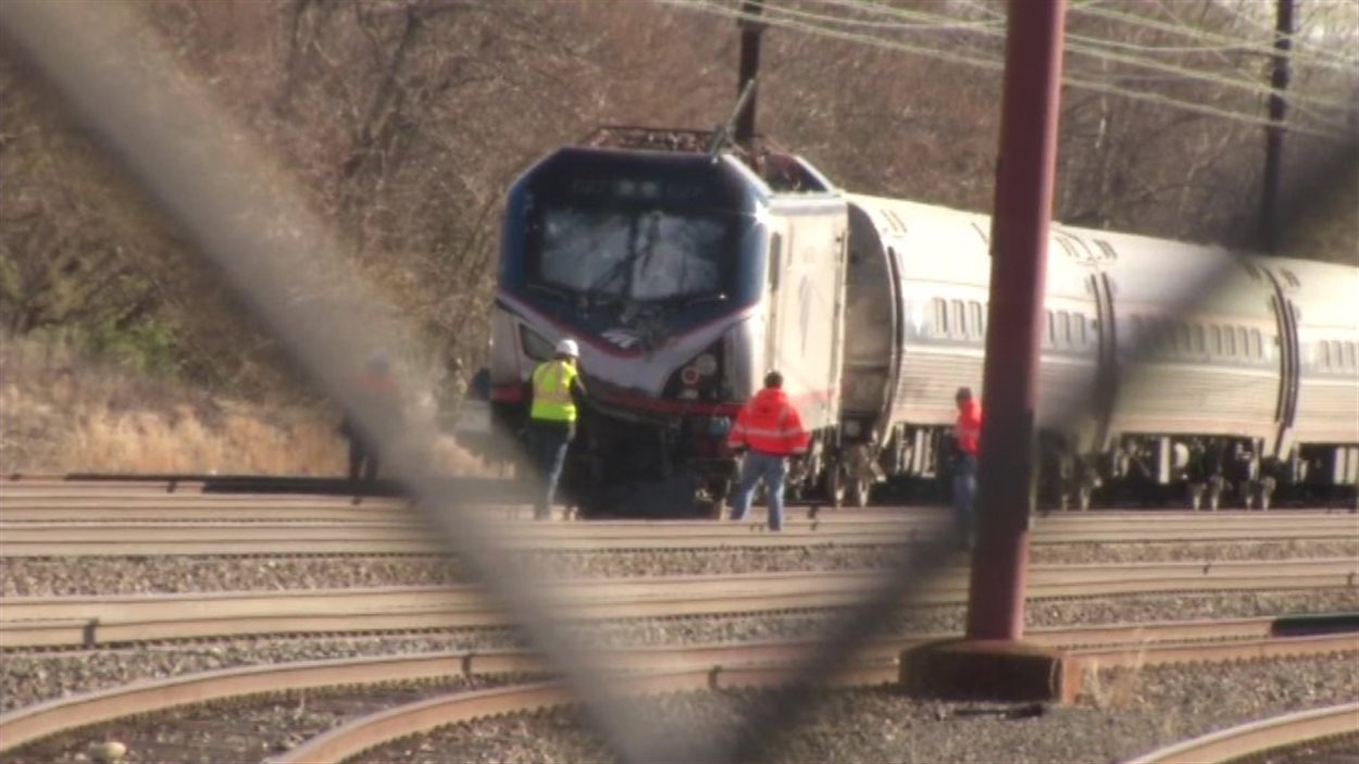 Un train d'Amtrak est inspecté le 3 avril 2016 après avoir percuté une pelle rétrocaveuse qui se trouvait sur les rails à Chester, près de Philadelphie.