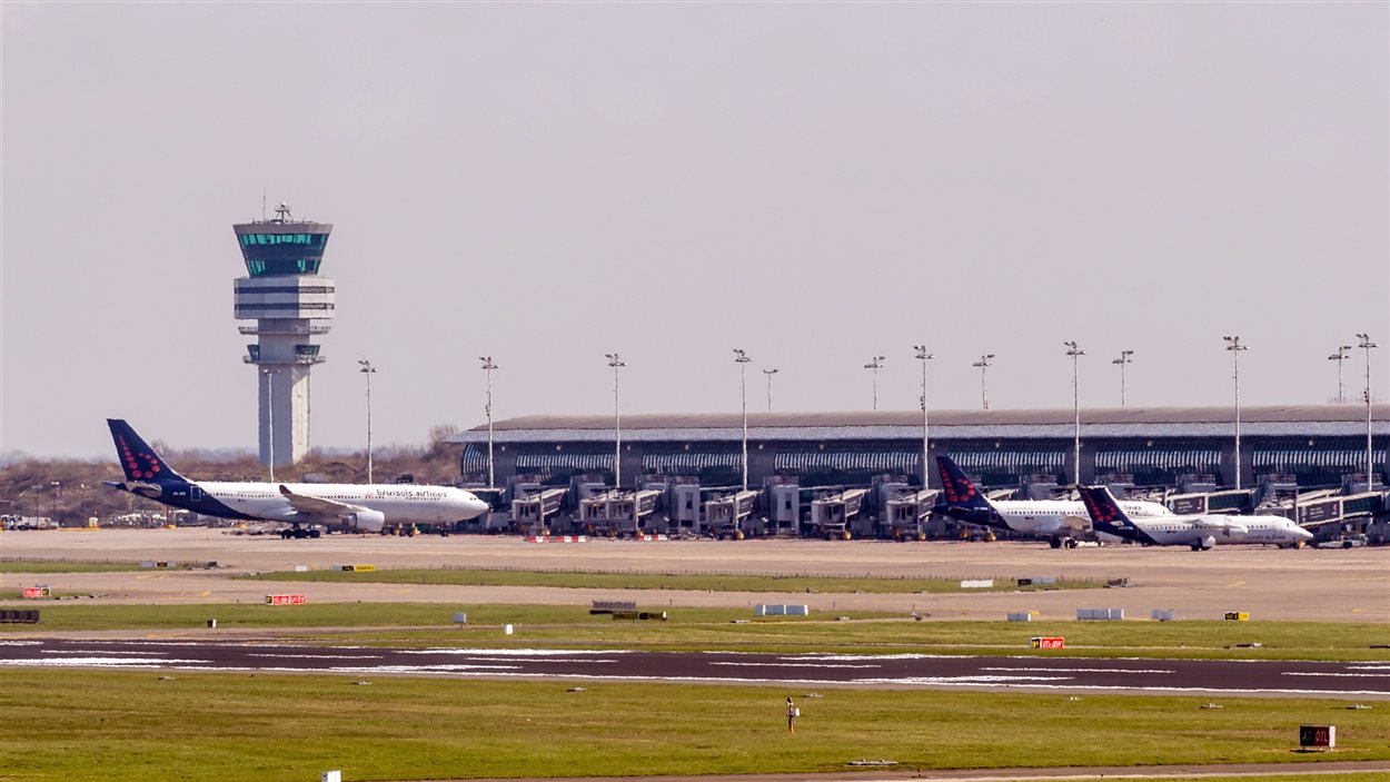Trois avions partent de l'aéroport de Bruxelles, le 3 avril.