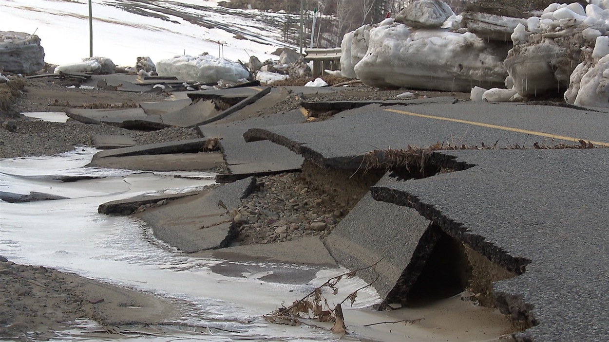 Plusieurs tronçons du rang St-Philippe ont été arrachés à Saint-Anselme, quand la rivière Etchemin est sortie de son lit.