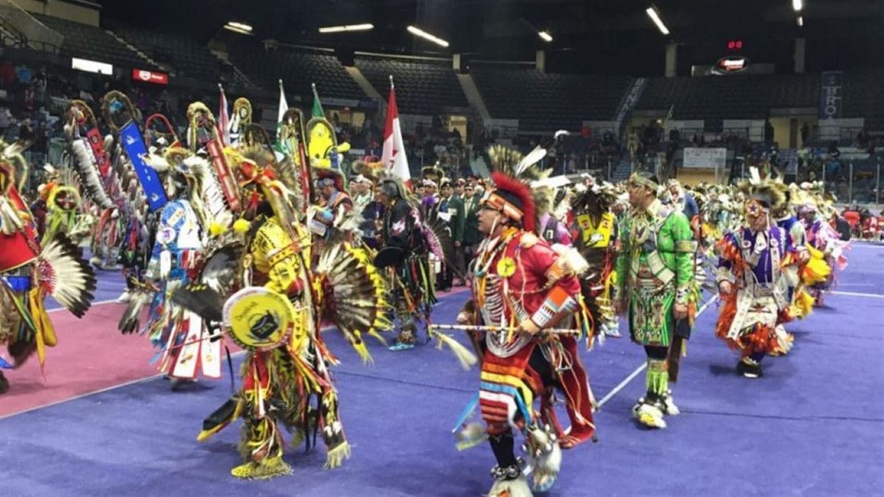 Des milliers de personnes se sont réunies au pow-wow de l'Université des Premières Nations du Canada à Regina.