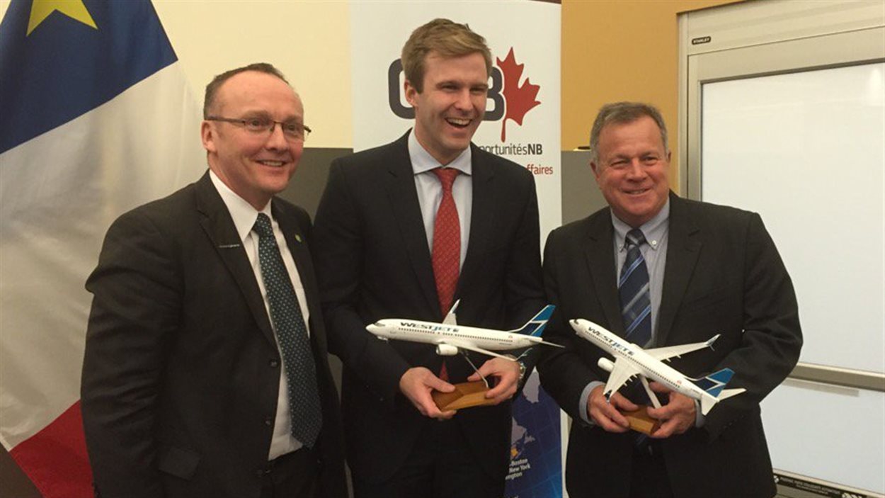 Le vice-président chez WestJet Mark Porter, le premier ministre du Nouveau-Brunswick Brian Gallant et le ministre responsable d'Opportunités NB Rick Doucet, lors de l'annonce de la création de 400 emplois à Moncton