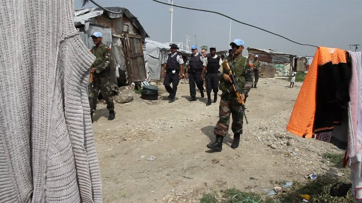 Des soldats de l'ONU dans un quartier pauvre.