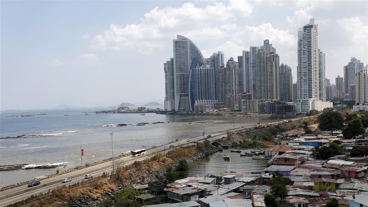 La capitale de Panama et son bidonville en premier plan.