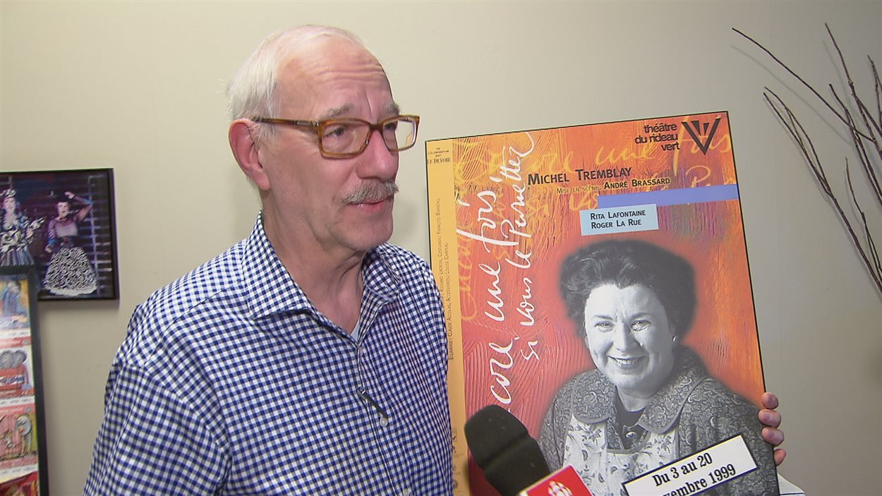 Le directeur artistique du Théâtre français de Toronto Guy Mignault tient dans sa main l'affiche du spectacle qu'il avait présenté avec Rita Lafontaine à Toronto en 1999.