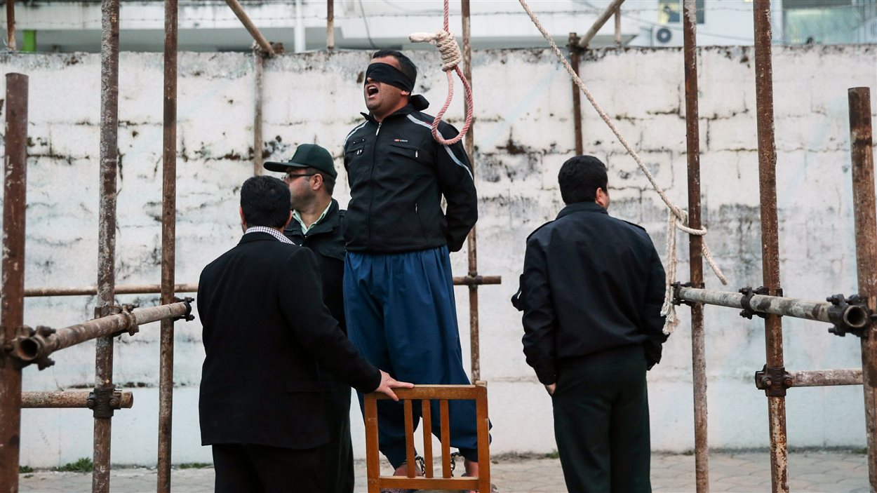 Un homme condamné à la peine de mort pour homicide se prépare a être pendu, à Noor, en Iran, le 15 avril 2014. La mère de la victime lui a toutefois pardonné au cours de la cérémonie, lui évitant ainsi la peine capitale.