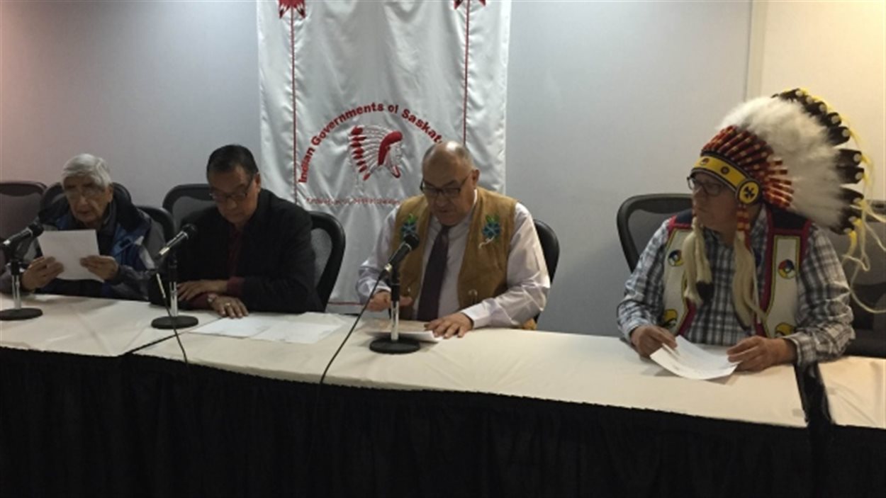 Des membres de la Fédération des nations indiennes de la Saskatchewan et la Première Nation Beardy's et Okemasis lors d'une conférence de presse mercredi.