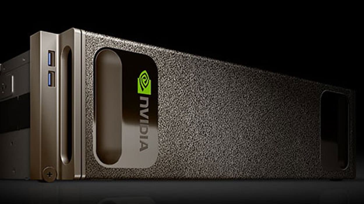Le DGX-1 est une boîte comprenant huit Tesla P100, une puce extrêmement mince (16 nm) sur une surface étonnamment grande de 600 millimètres carrés.