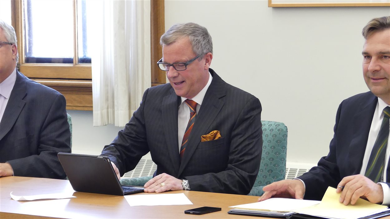 Brad Wall lors de sa première rencontre post-élections avec son caucus