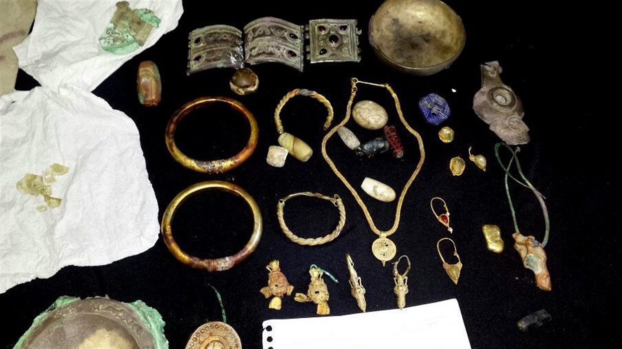 Des bijoux anciens pris sur le site archéologique de Deir el-Zour en Syrie et mis en vente par le groupe État islamique