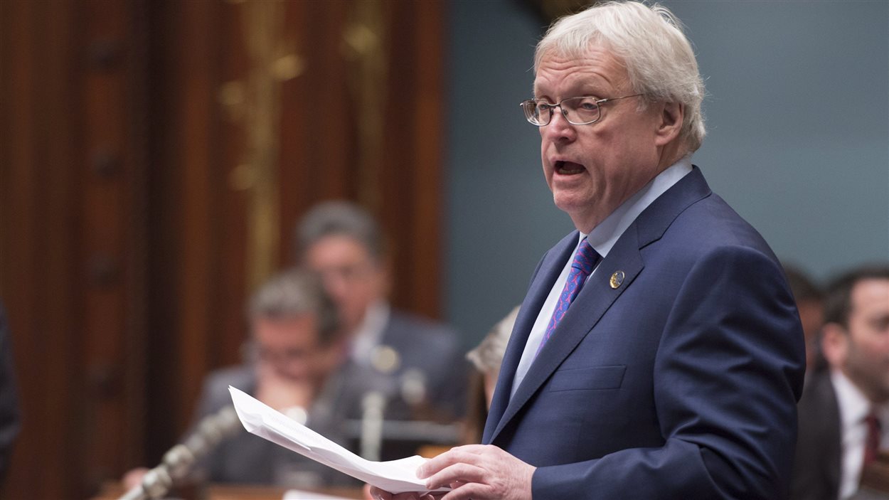Gaétant Barrette, ministre de la Santé et des Services sociaux du Québec, dépose le projet de loi 92 visant à accroître les pouvoirs de la RAMQ.
