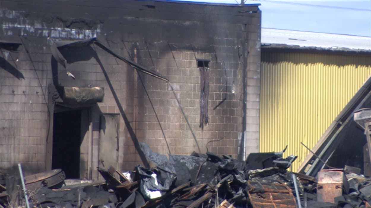 Les lieux où l'incendie de pneus a sévi pendant près de deux jours à Saskatoon.