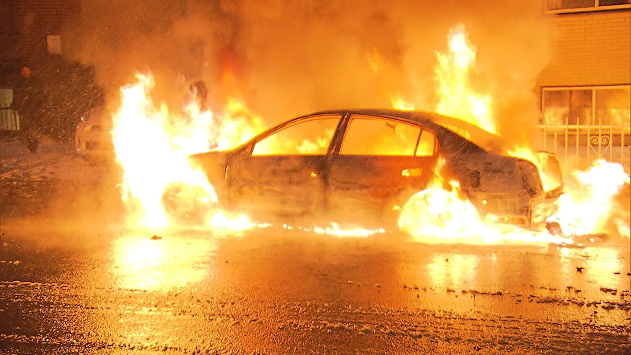 Plusieurs véhicules ont été incendiés par des manifestants.