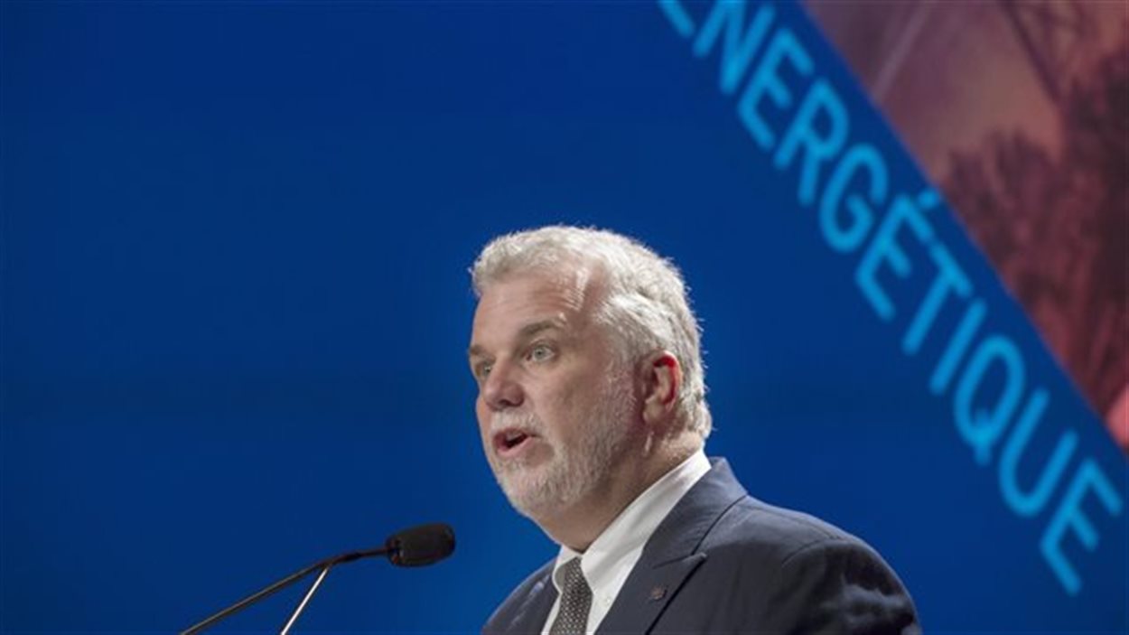 Philippe Couillard présente la nouvelle politique énergétique du gouvernement à Montréal, jeudi.