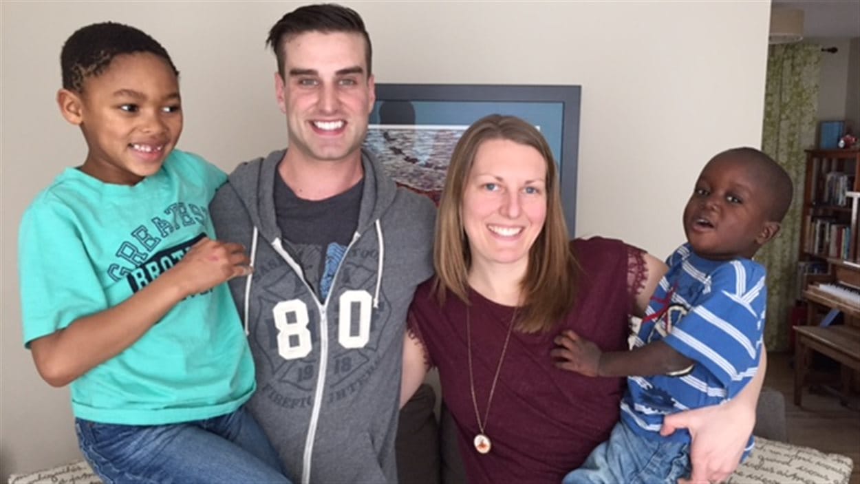 Seth (à droite) avec ses parents Kyle et Andrea Halstead et son frère Noah.