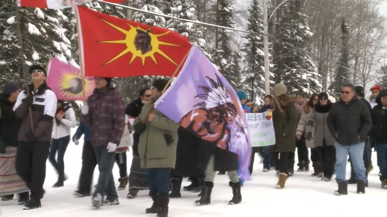 Des Algonquins de Lac-Simon ont manifesté contre la drogue et l'alcool.