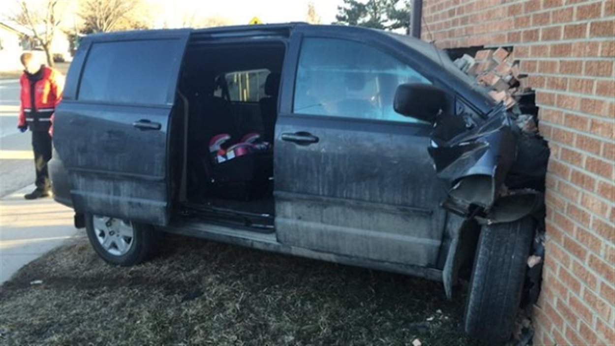 Une fourgonnette est entré en collision avec un édifice à logements vendredi matin à Saskatoon.