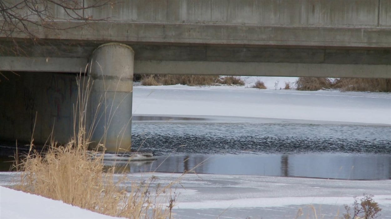 Le corps de 3 jeunes autochtones a été repêché dans la rivière McIntyre à Thunder Bay. Leur mort ainsi que celle de 4 autres jeunes venus étudier dans la ville a fait l'objet d'une longue enquête du coroner.