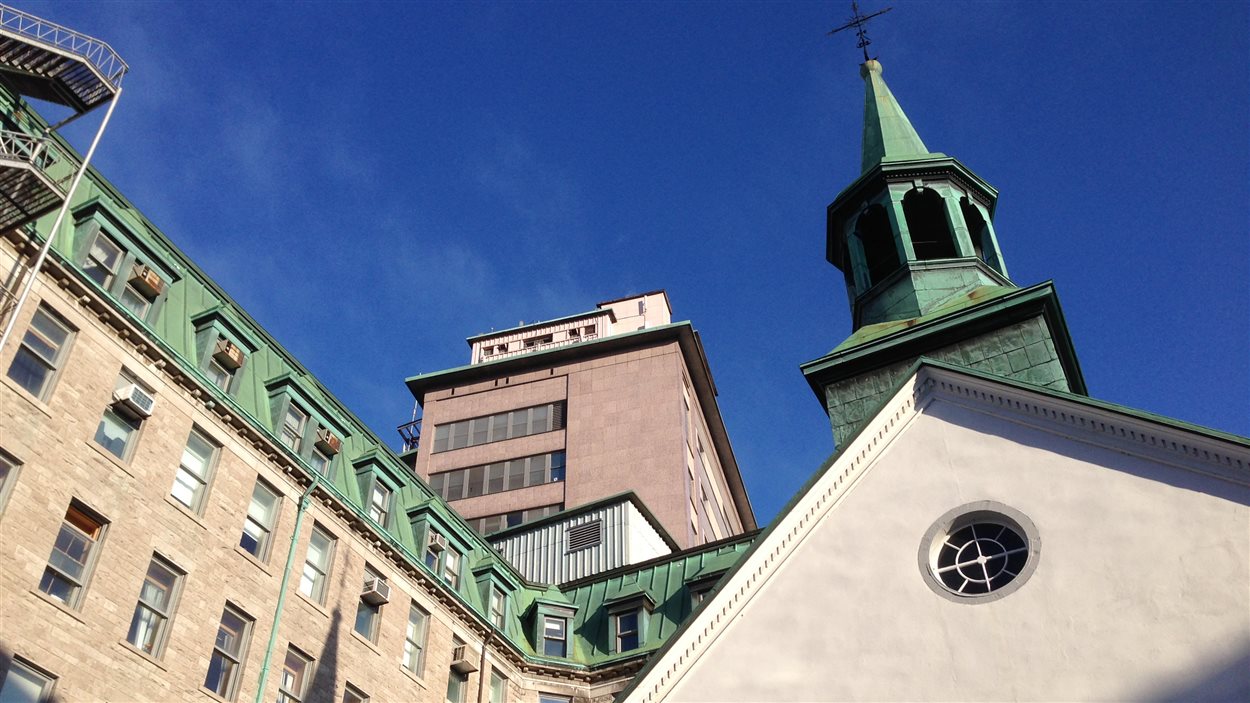 Au premier plan, l'église du Monastère des augustines et derrière, l'hôpital de l'Hôtel-Dieu de Québec