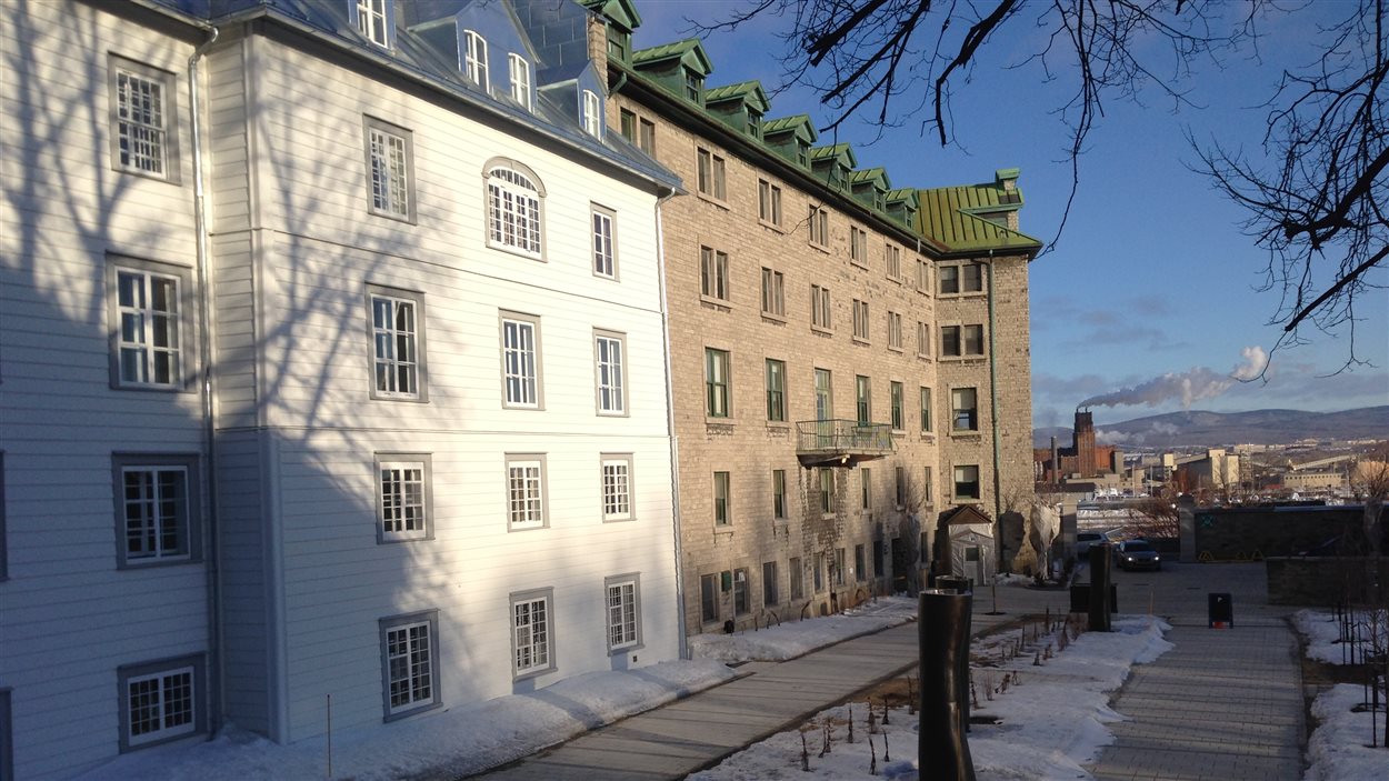 Le Monastère jouxte l'Hôtel-Dieu de Québec.