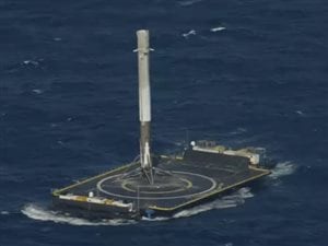 Le lanceur d'une fusée Falcon 9 de SpaceX s'est posé avec succès sur une plate-forme en mer, le 8 avril.
