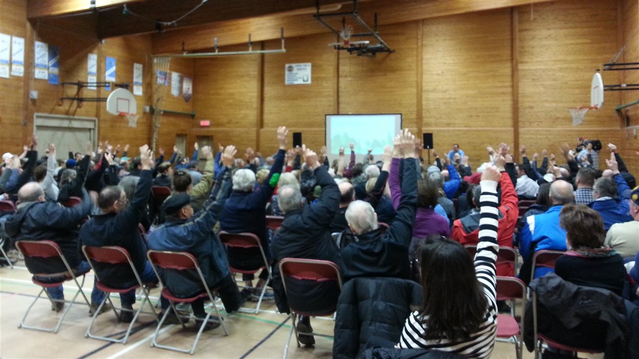 Des citoyens de la couronne nord de Québec rassemblés à l'école Montagnac.