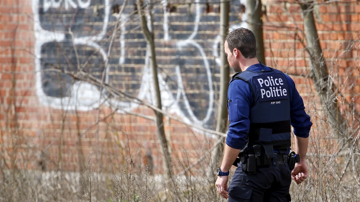 La police belge poursuit perquisitions et arrestations relativement aux attentats de Bruxelles.