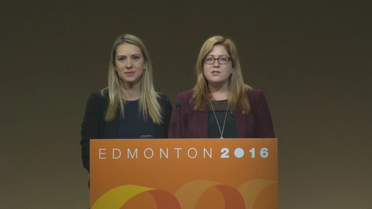 La députée de Maskinongé, Ruth Ellen Brosseau, au Congrès du NPD à Edmonton