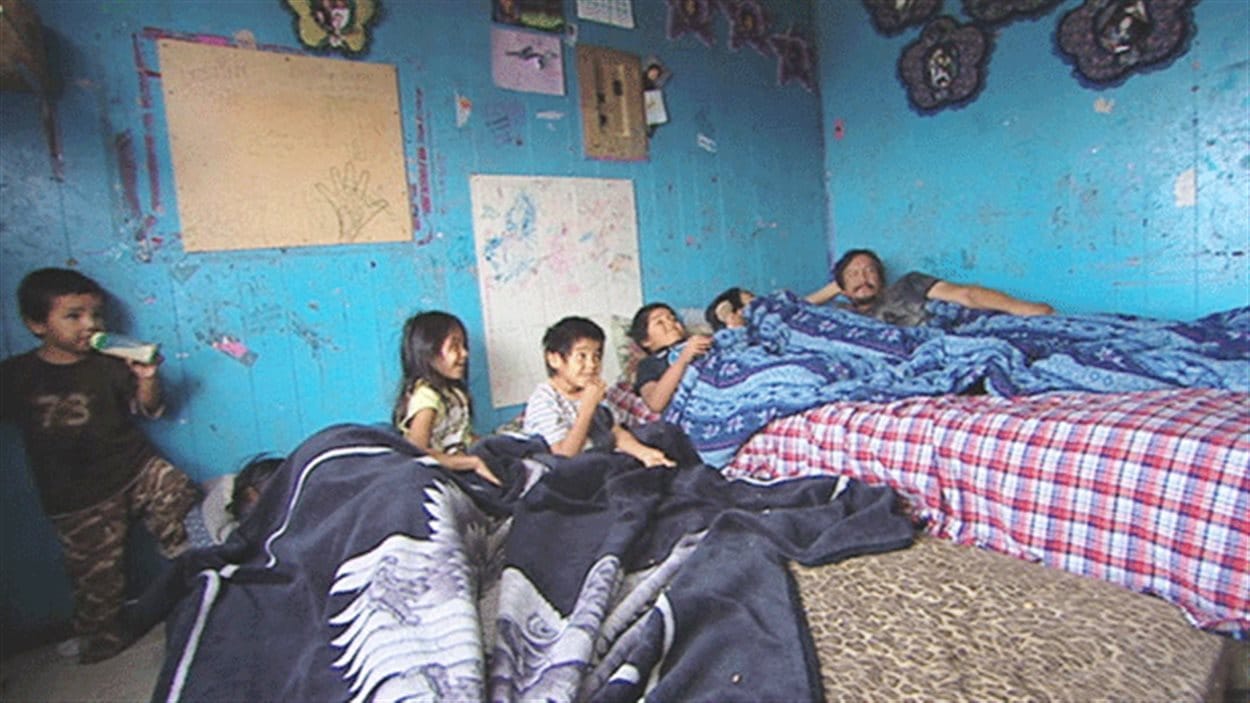 Une famille de Pikangikum entassée dans une maison unifamiliale.