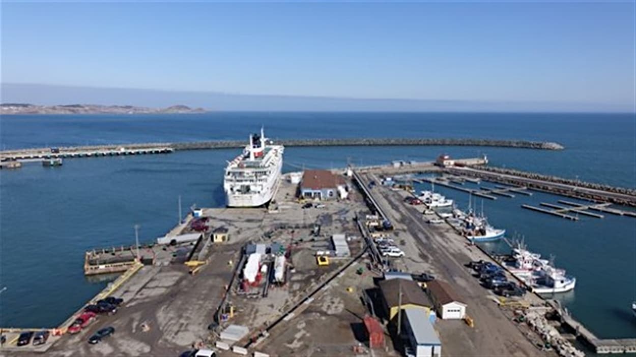 On y apprend que des portions de l'oléoduc des Îles-de-la-Madeleine, propriété de la société d'État, étaient sévèrement atteintes par la corrosion lorsqu'est survenue une fuite qui a laissé s'écouler plus de 100 000 litres de diesel dans la nature. Le déversement aurait pu être évité ou limité.