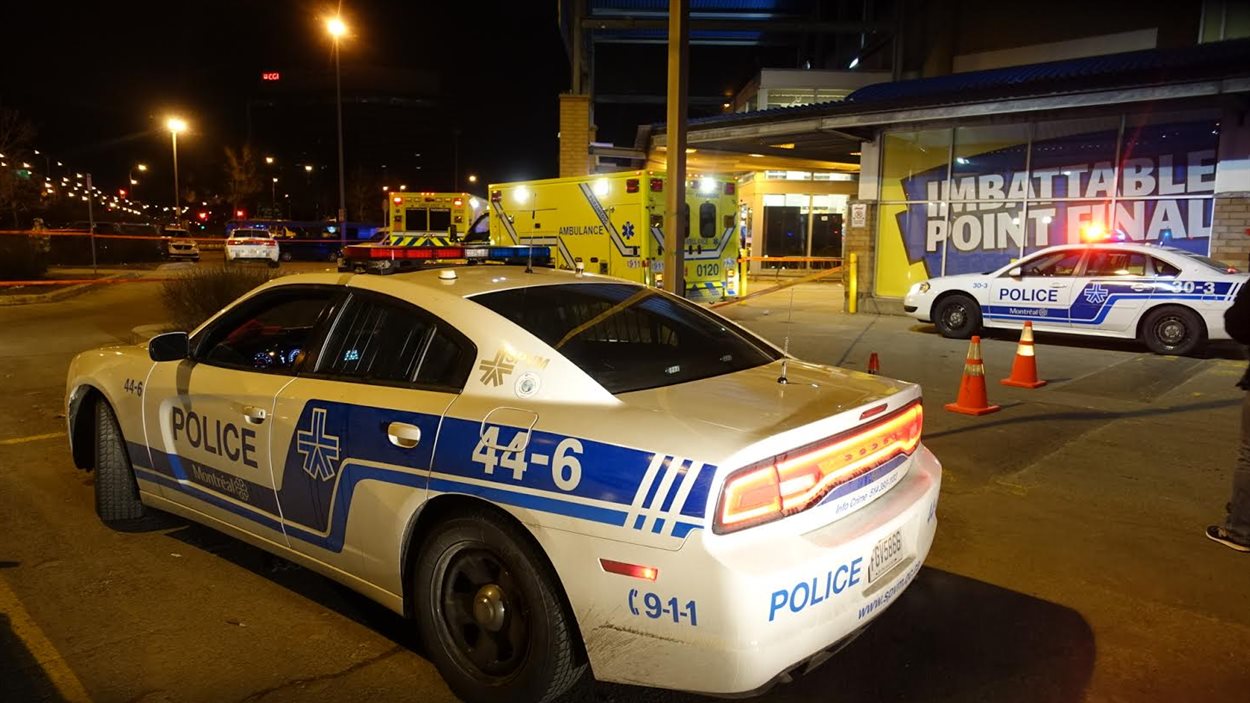 Les policiers du SPVM ont installé un large périmètre de sécurité autour du supermarché où a eu lieu l'agression.