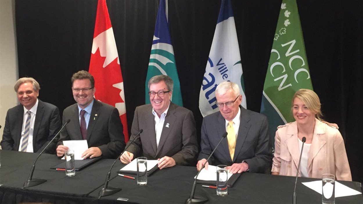 Mark Kristmanson, Maxime Pedneaud-Jobin, Jim Watson, Andrew Mills (président de la CCN) et Mélanie Joly ont pris part à la cérémonie.
