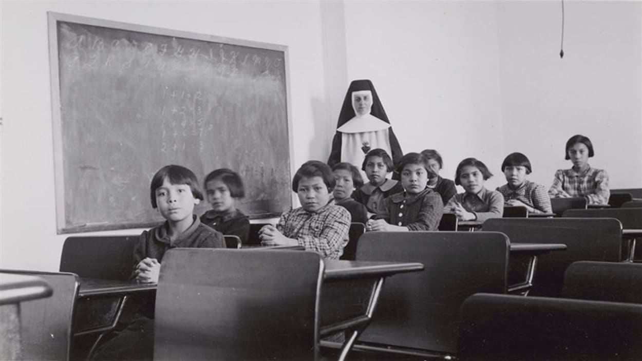 Une salle de classe à l'école Cross Lake Indian Residential School à Cross Lake au Manitoba. Plus de 150 000 enfants autochtones ont été placés dans plus de 130 écoles résidentielles au Canada entre 1870 et 1996.
