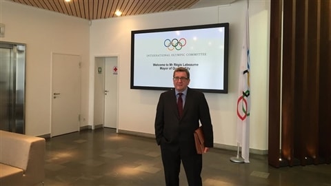 Régis Labeaume à l'entrée des bureaux du Comité international olympique