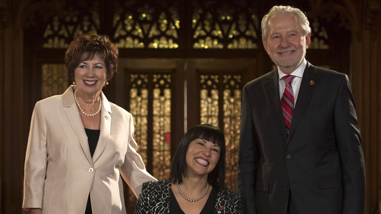 Les sénateurs Claudette Tardif, Chantal Petitclerc et Peter Harder