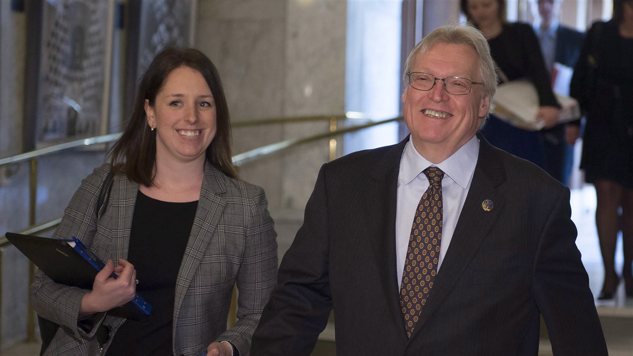 Le ministre Gaétan Barrette, accompagné de son attachée de presse, Julie White