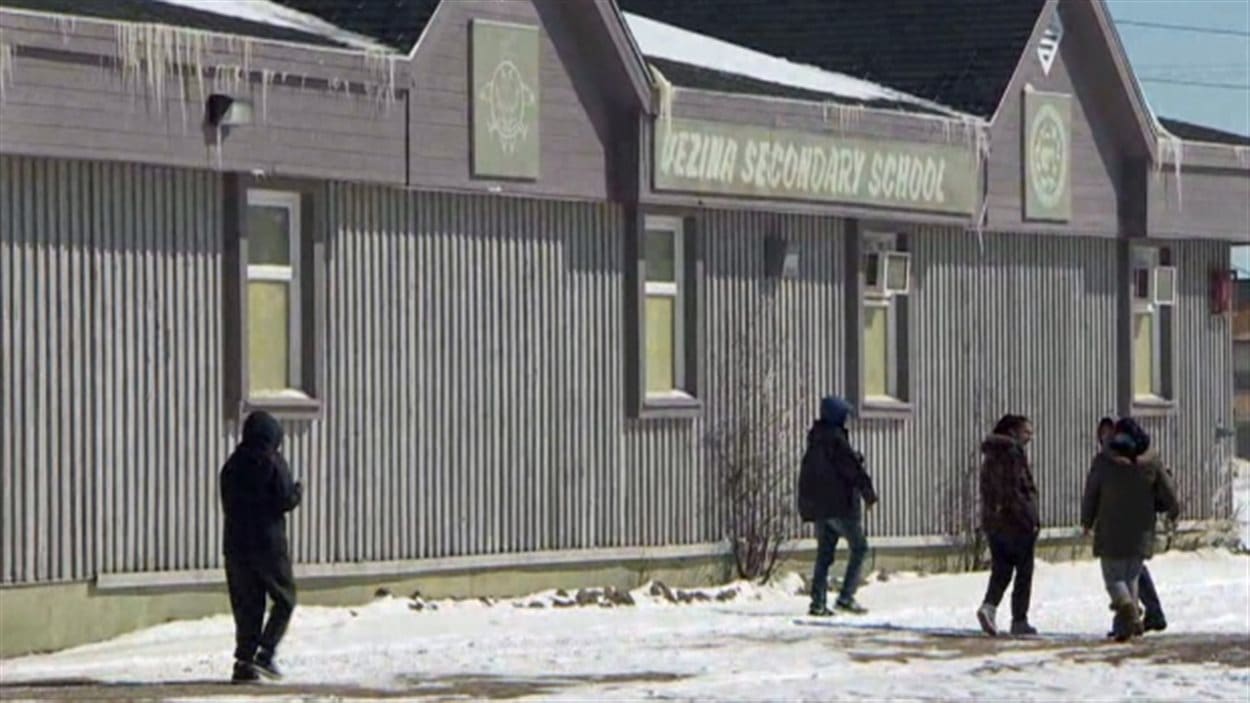 Des jeunes marchent à proximité de l'école secondaire à Attawapiskat.