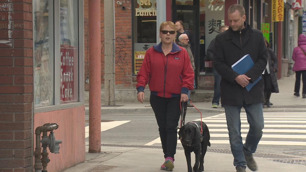 Renée Savoie, son chien-guide et le reporter Stéphane Blais