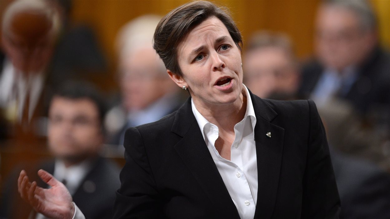 Kellie Leitch lors de la période de questions à la Chambre des communes le 21 octobre 2013. Elle était alors ministre du Travail et ministre de la Condition féminine.