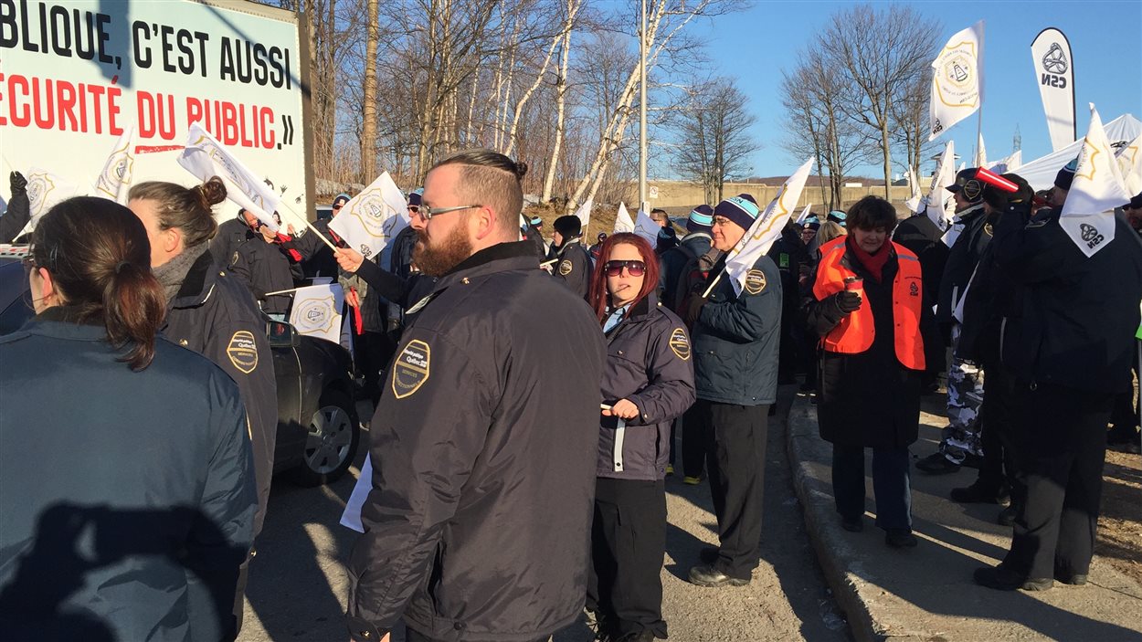 Manifestation des agents en services correctionnels à Québec | Radio-Canada