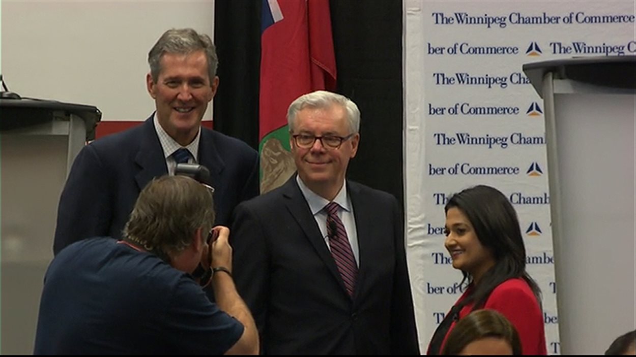 Le chef progressiste-conservateur Brian Pallister, le chef du NPD Greg Selinger et la chef libérale Rana Bokhari posent pour une photo jeudi avant le débat organisé par la Chambre de commerce de Winnipeg. 