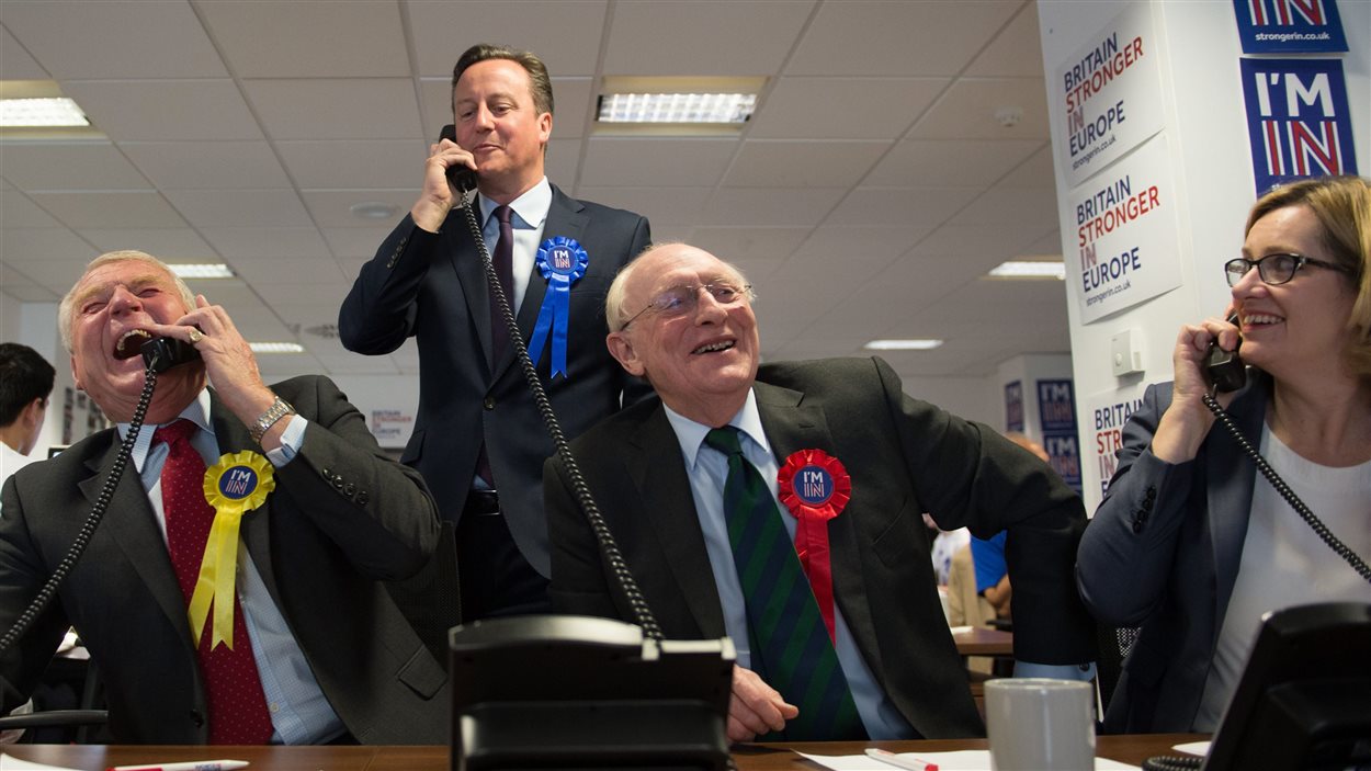 Le premier ministre britannique, David Cameron, debout, participe à la campagne référendaire pour le maintien de la Grande-Bretagne dans l'Union européenne.  