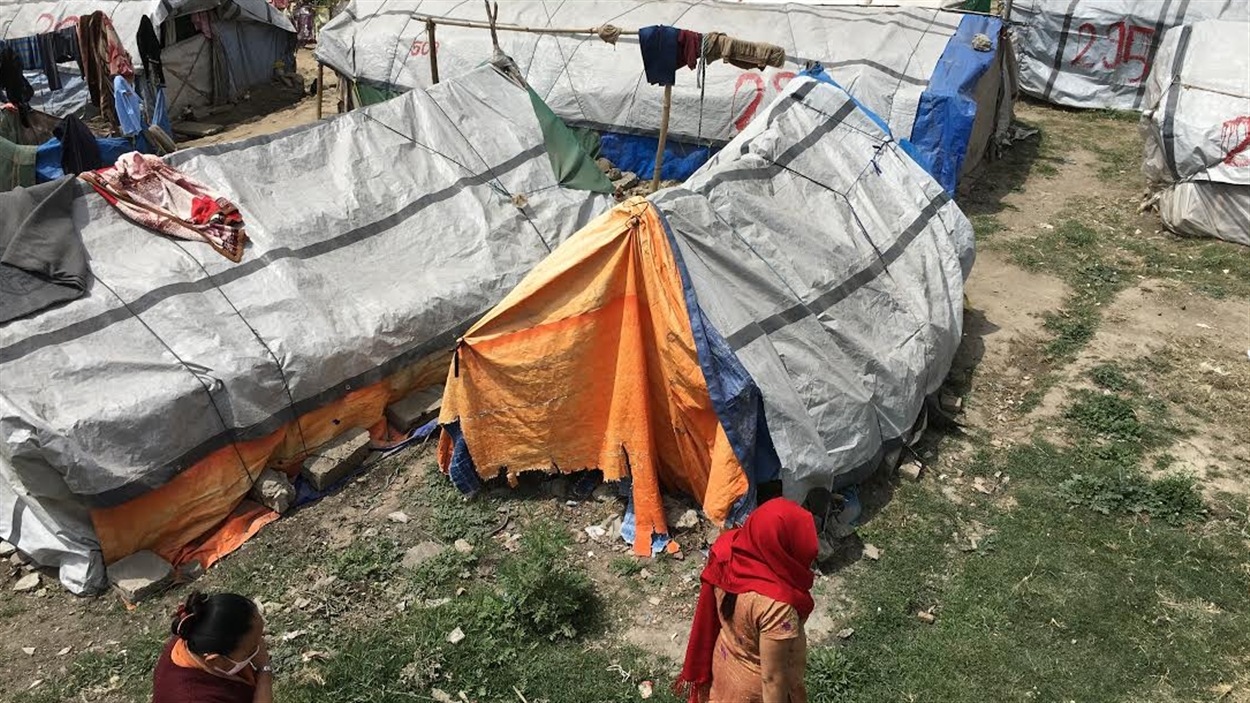 600 000 familles ont perdu leur maison lors du séisme. Dans ce camp de Katmandou, 2500 personnes vivent dans des abris de fortune.