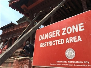 Les restrictions et clôtures sont nombreuses à la Place Durbar à Katmandou. Certains immeubles patrimoniaux sont toujours instables, mais les autorités ont décidé d'ouvrir certains sites pour des raisons économiques.