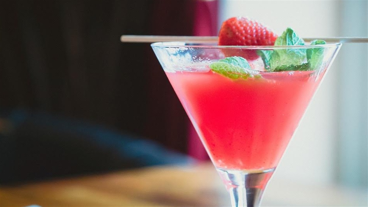 En plus de cocktails, le menu de ces soirées offrait des plats raffinés pour des réceptions privées, allant des bouchées de filet mignon avec glace au merlot jusqu'à la poutine de confit de canard.