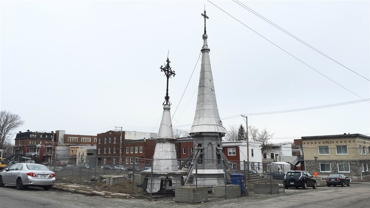 Le clocher de l'église est toujours sur le site.